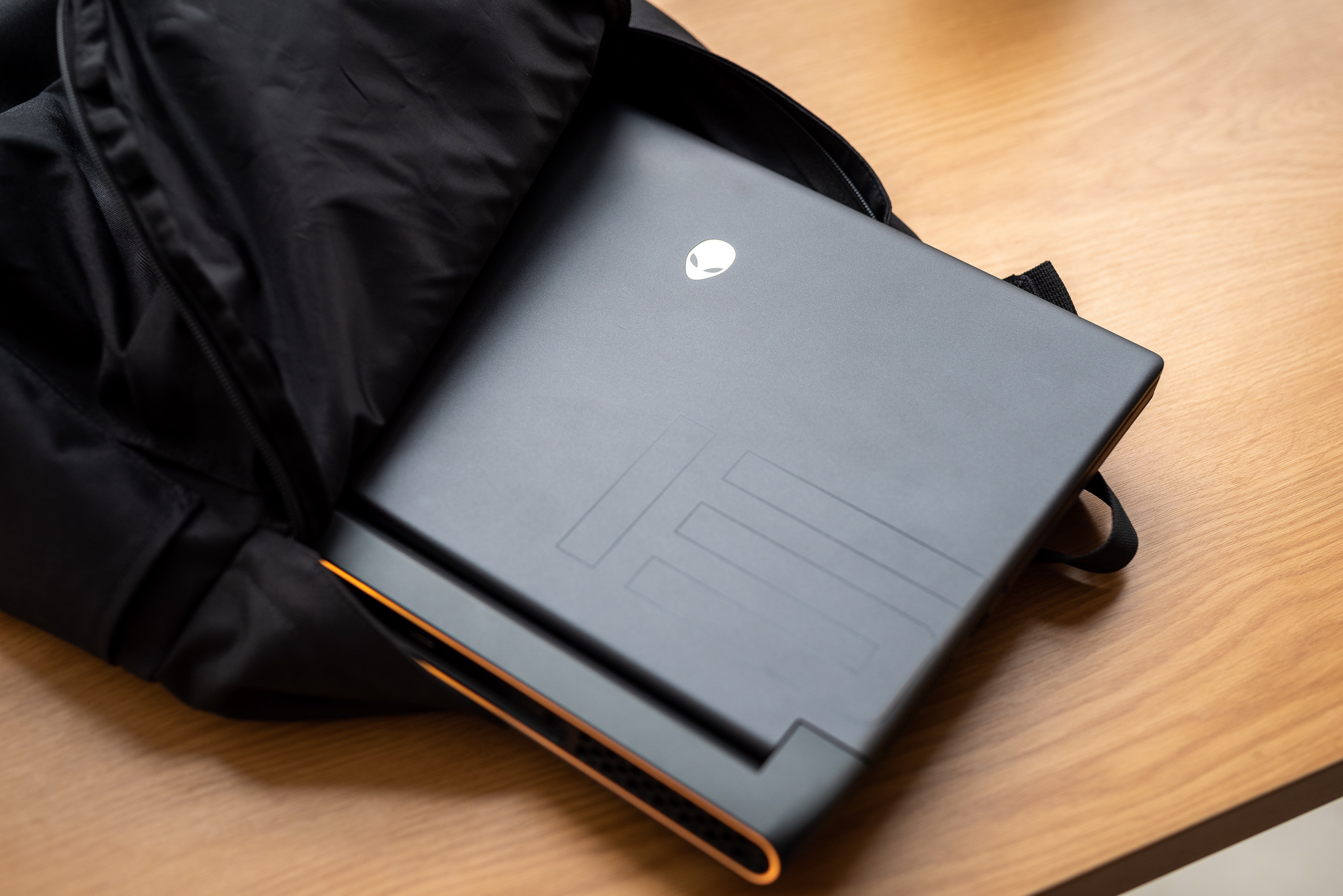 alienwarem15r7笔记本,男人的快乐就这么简单老外