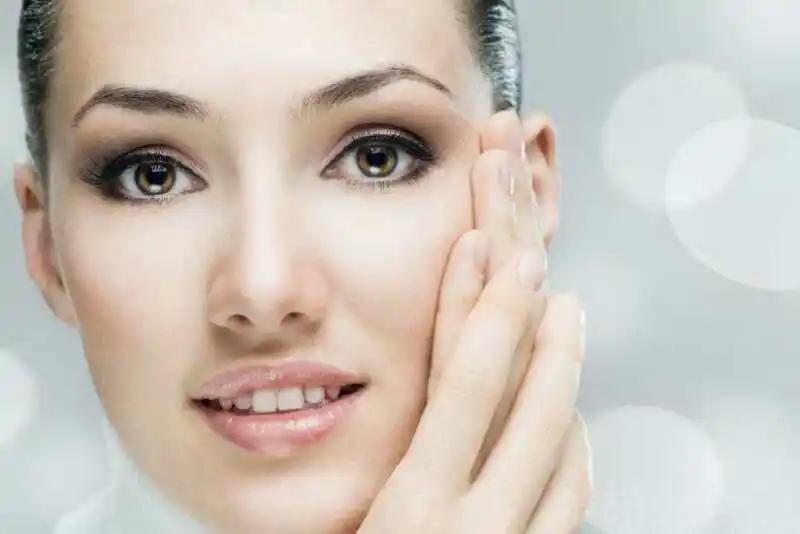 颈部背部长痘是由哪些原因造成,脸上和背部爱长痘的原因