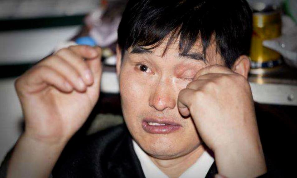 大衣哥出门被粉丝围了,大衣哥被堵门完整版