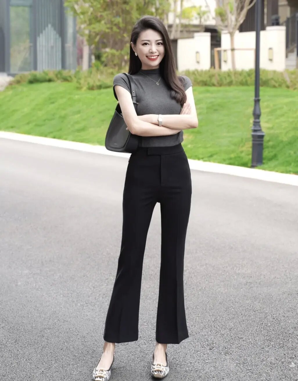 别再穿一身黑试试这几个配色,黑色上衣和灰色裤子穿搭的高级感