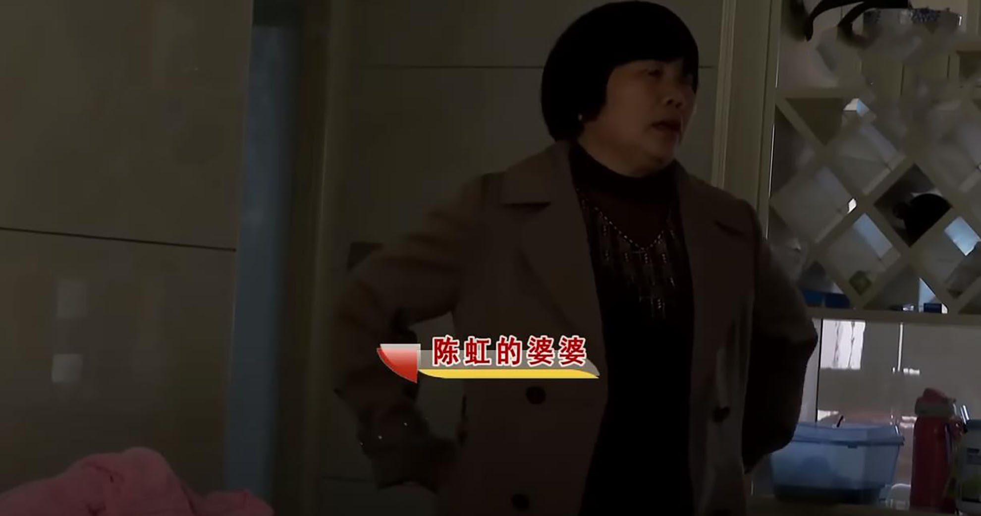 丈夫投资失败妻子摆摊还债,丈夫向妻子娘家借钱创业