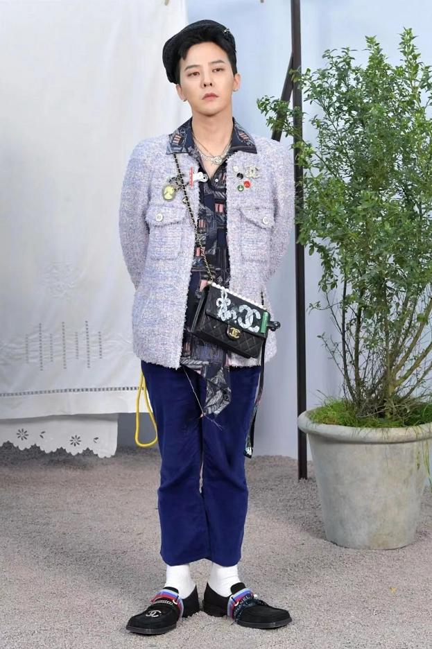 权志龙被包围拍照,权志龙机场被粉丝围堵