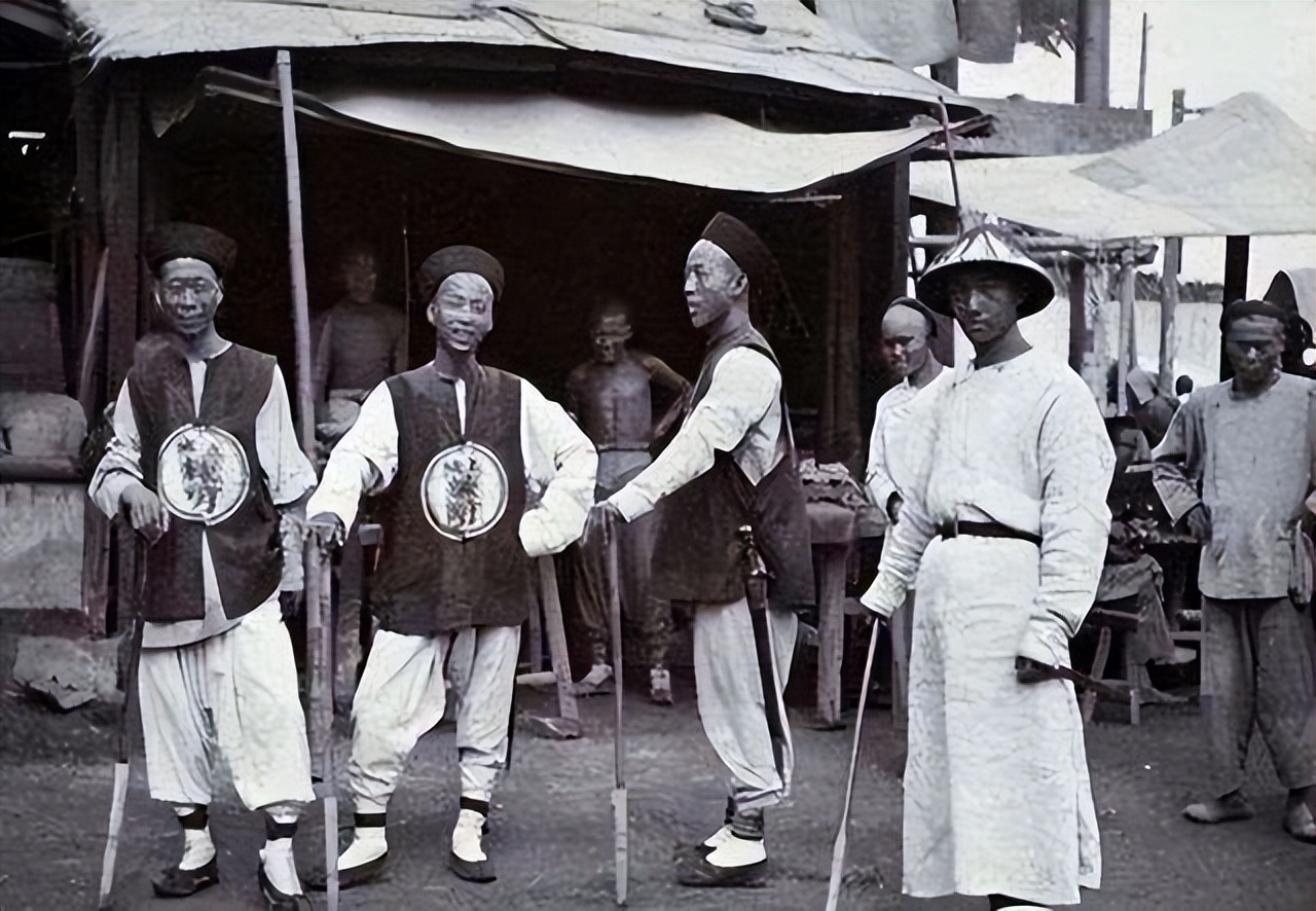 清兵勇字服与兵字服的区别,清军胸前的兵勇丁卒有何深意