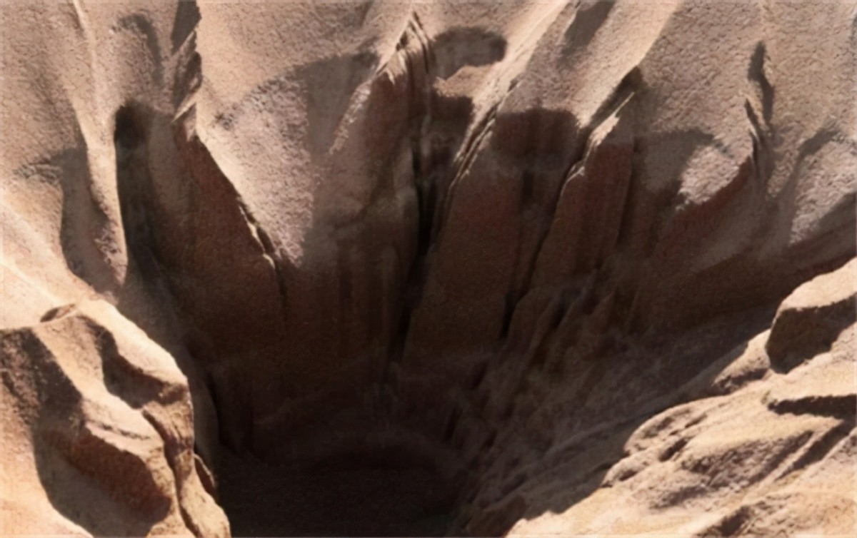 世界上最大的夜明珠怎么成路灯了,男子挖到6吨夜明珠