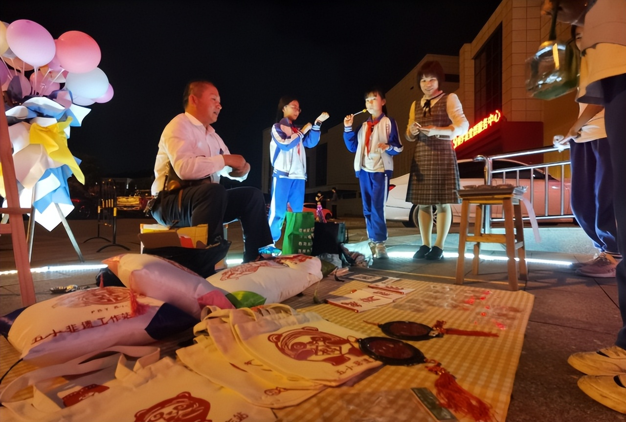 博罗：萌娃“当家”摆摊赚钱，实力演绎“人间有爱”