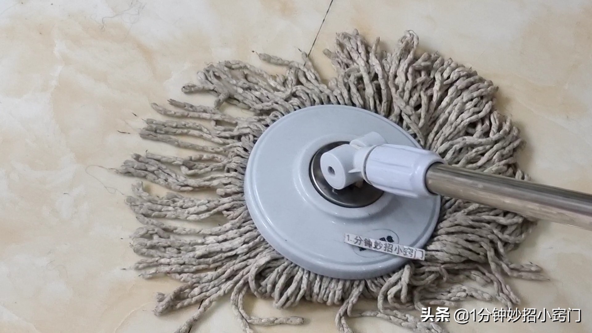 什么办法地板拖得更干净不会耐脏,地板清洁剂清水拖地