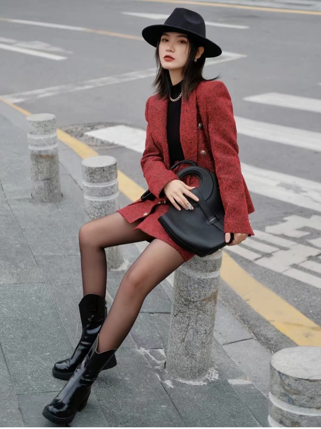 法式蝴蝶结上衣红色,红色搭配深杏色好看吗