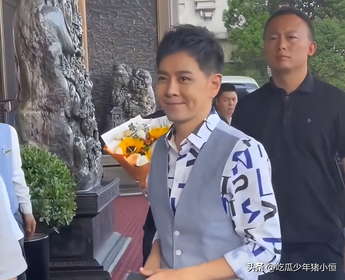 林志颖参加活动拄拐吗,44岁林志颖出席活动如小鲜肉