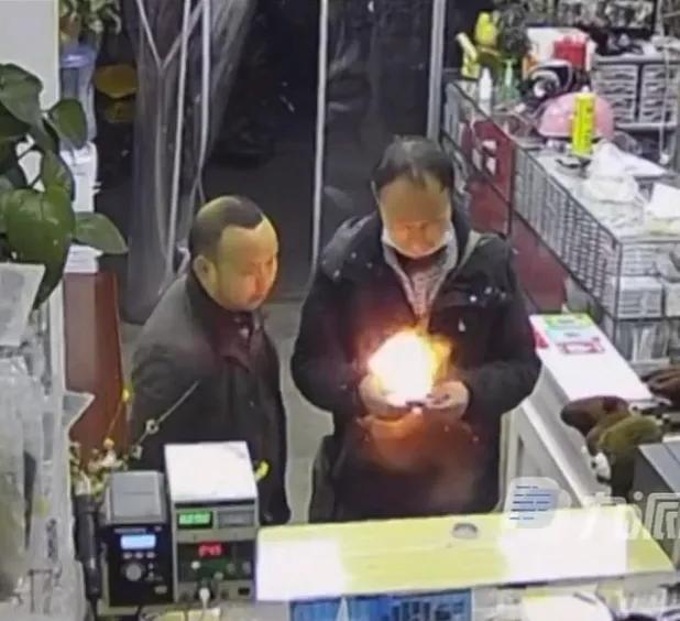 德阳大爷掰电池后电池爆炸,男子不听警告手掰电池瞬间燃爆