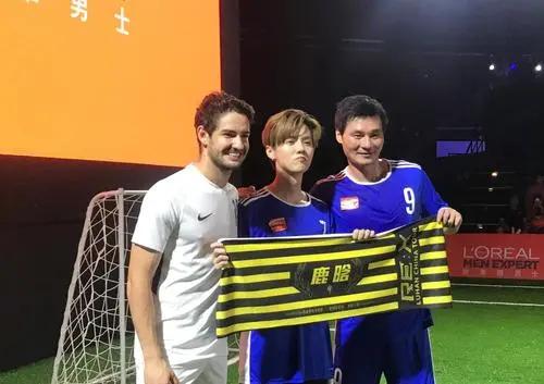 鹿晗关晓彤足球,王思聪谈关晓彤跟鹿晗