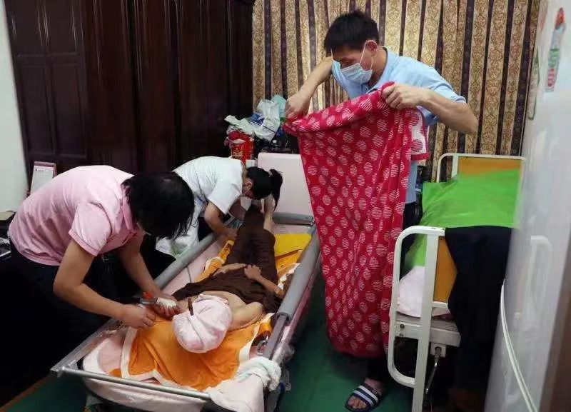 我，90后女孩，在深圳给特殊老人洗澡，可年收入36万，就是有点累