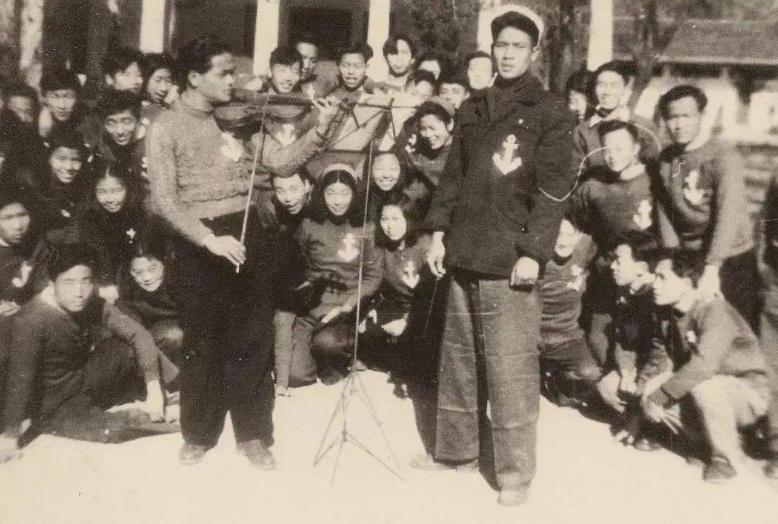 1940年,毛*东泽**为冼星海送行,嘱咐道:护照上不要写真实姓名