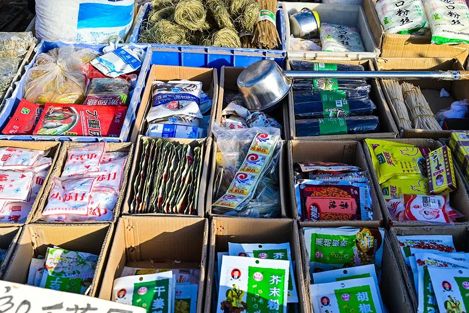 西山脚下的早市,闲逛最具人间烟火气的早市