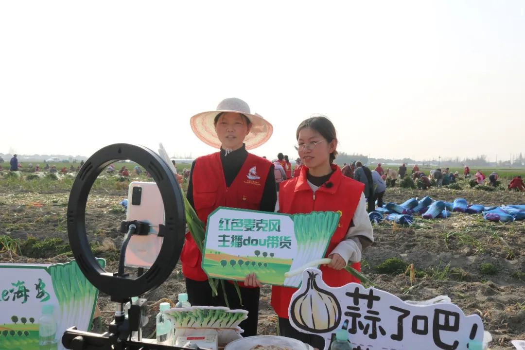 雅周镇杭窑村海润家庭农场的直播间里线上助农直播！