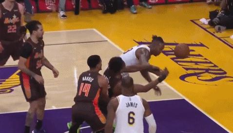 詹姆斯举牌图片,詹姆斯抢镜