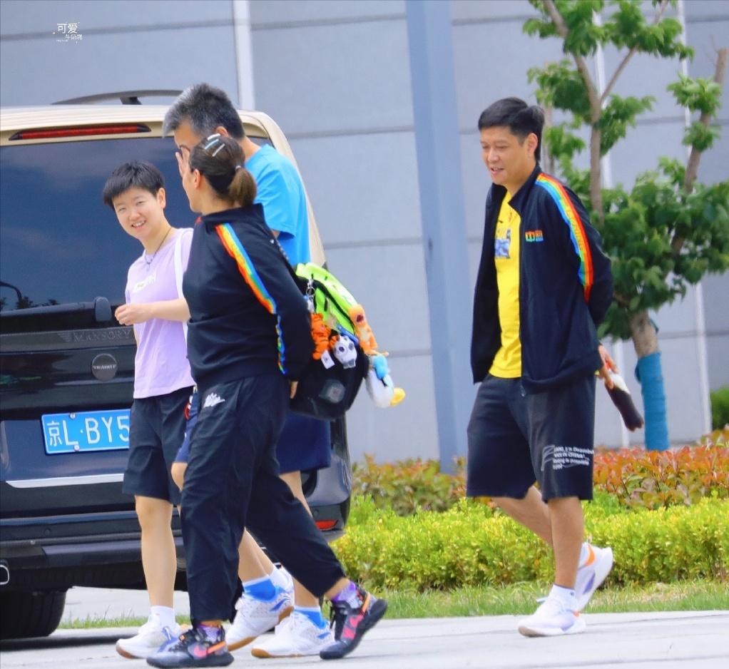 孙颖莎和李隼一路谈笑同行，邱贻可的表情亮了