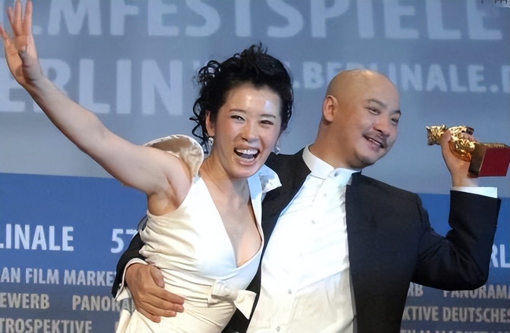 事实证明，“丰唇女神”余男的成功，靠的不是男人，而是自己