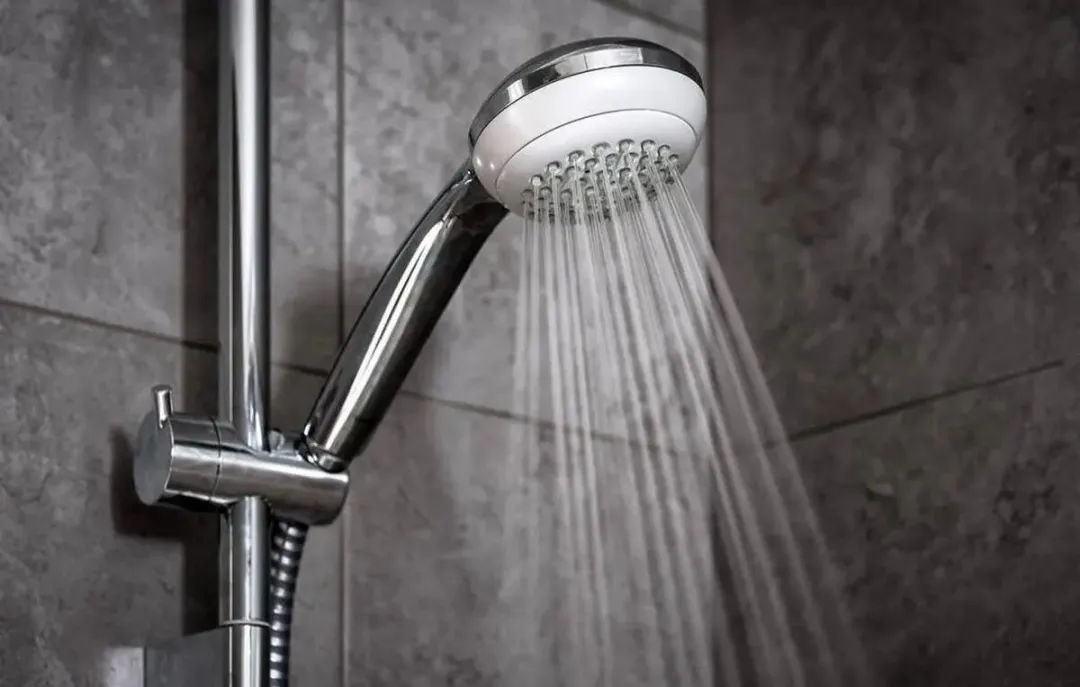 花洒堵住了怎么去除,花洒管子堵住了怎么办