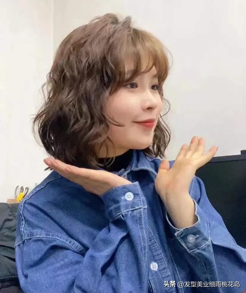 短发微烫显气质的图片,短发烫显发量多