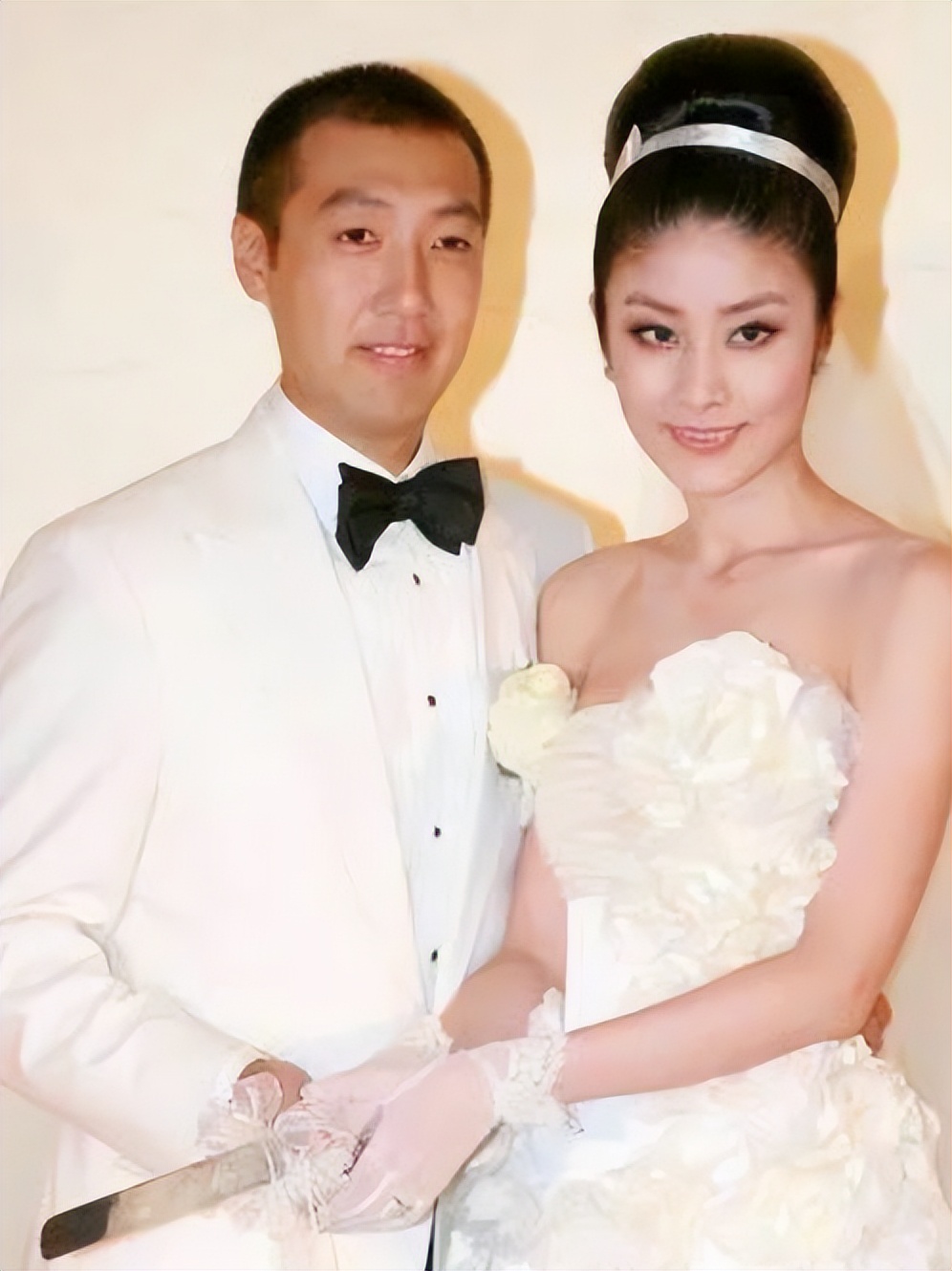 香港大亨不敢惹,50岁活成冻龄,小奶狗高喊林青霞“姐姐娶我”