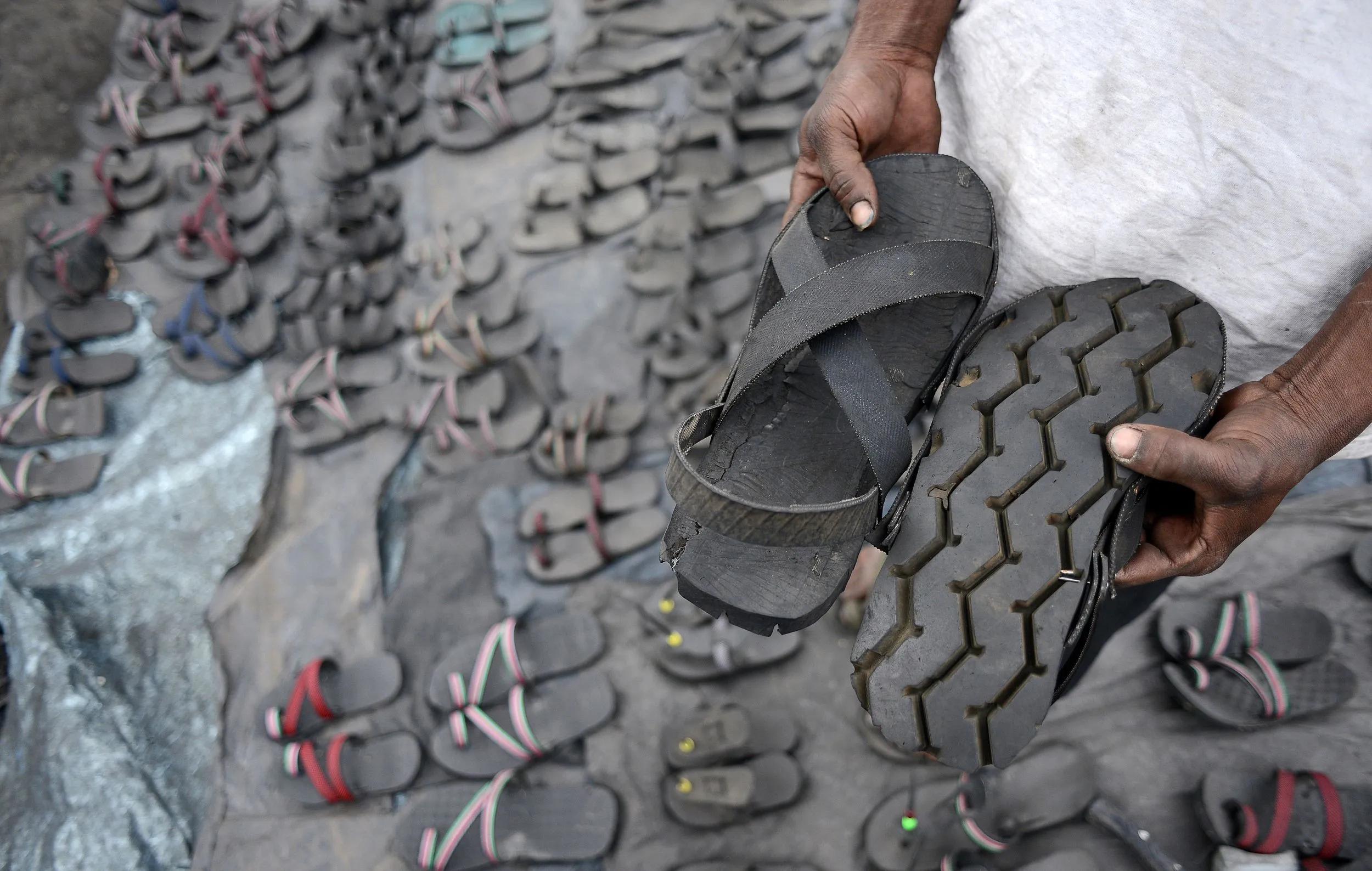 一鞋传三代，人走鞋还在。丢弃的报废轮胎，成了非洲最畅销的拖鞋