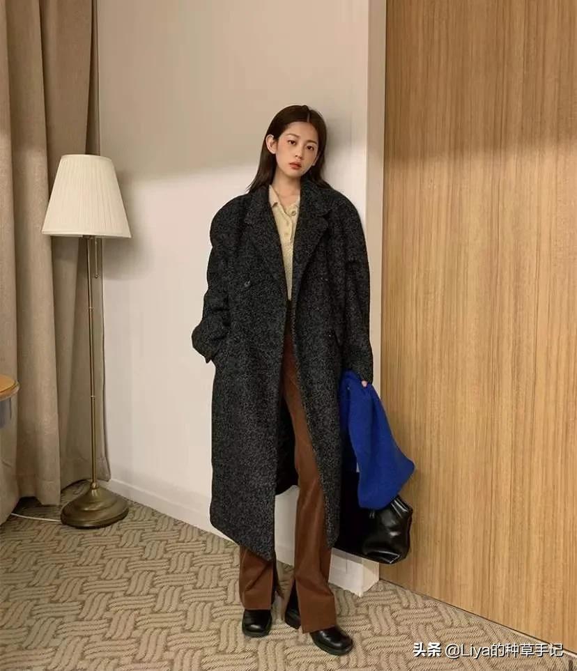 平底短白靴与衣服的搭配,百搭平底单鞋配冬季运动外套