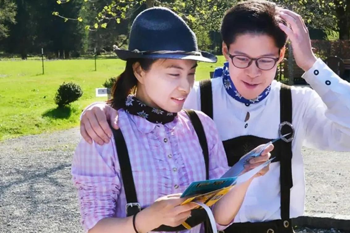 郭晶晶背小布包和老公上街购物 (郭晶晶用的帆布爱马仕包)