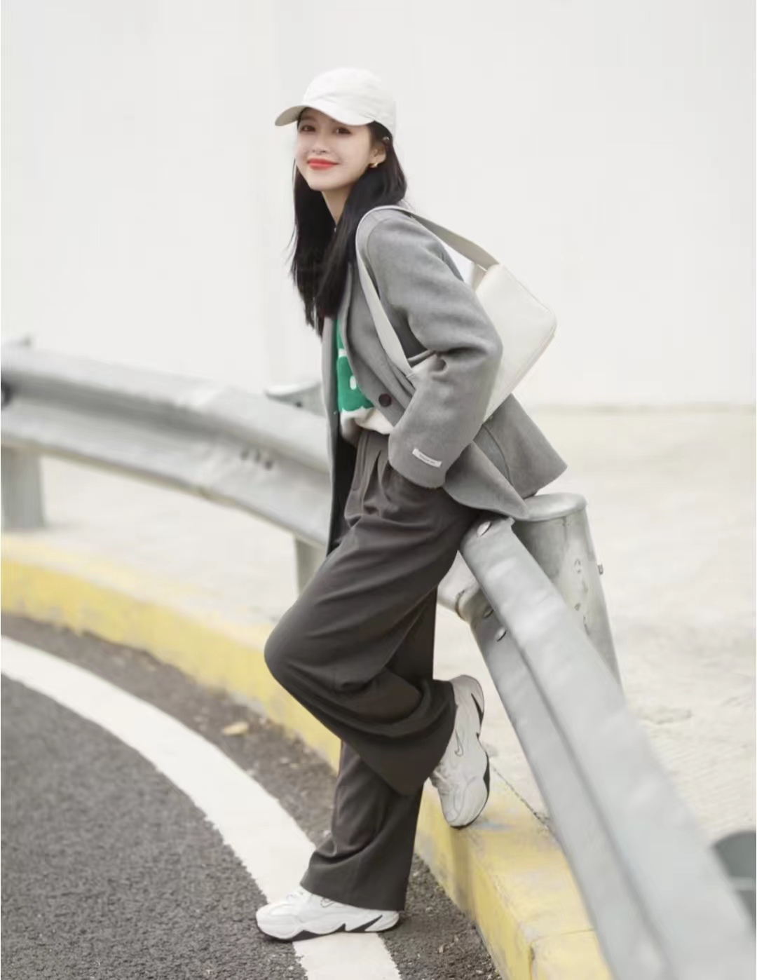 皮肤黑黄适合穿什么颜色衣服显白,男士皮肤黑穿什么颜色的衣服显白