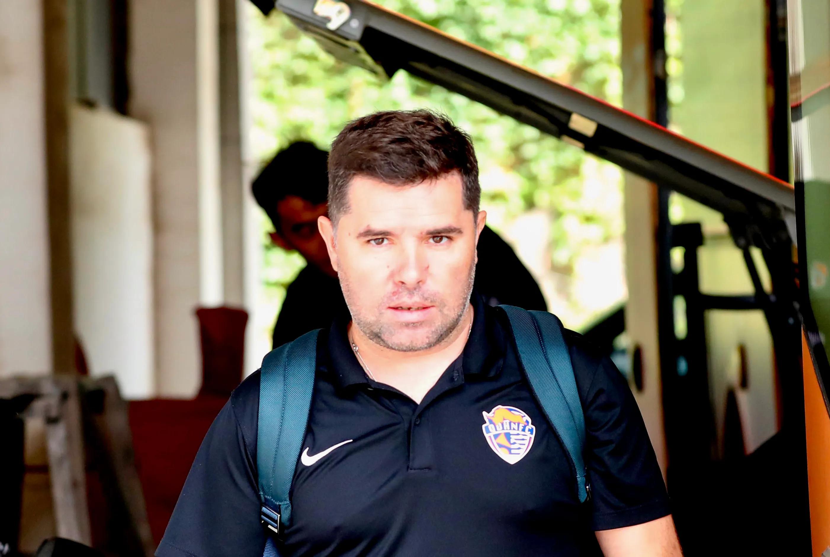 青岛海牛不敌上海申花,申花海牛最后时刻申花球迷呐喊