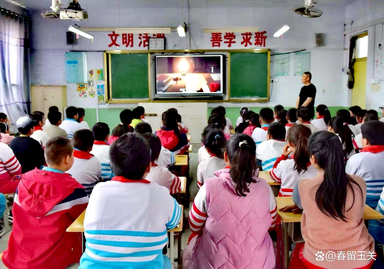 女老师现场“解剖*体器人官**”，学生看得不眨眼，家长：不堪入目