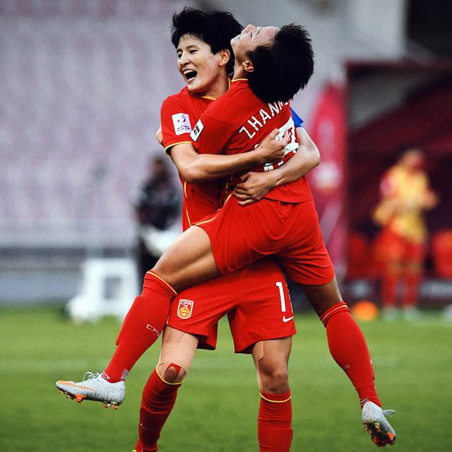 女足夺冠男足遭殃，批评男足哪家强，解说席上去找黄健翔