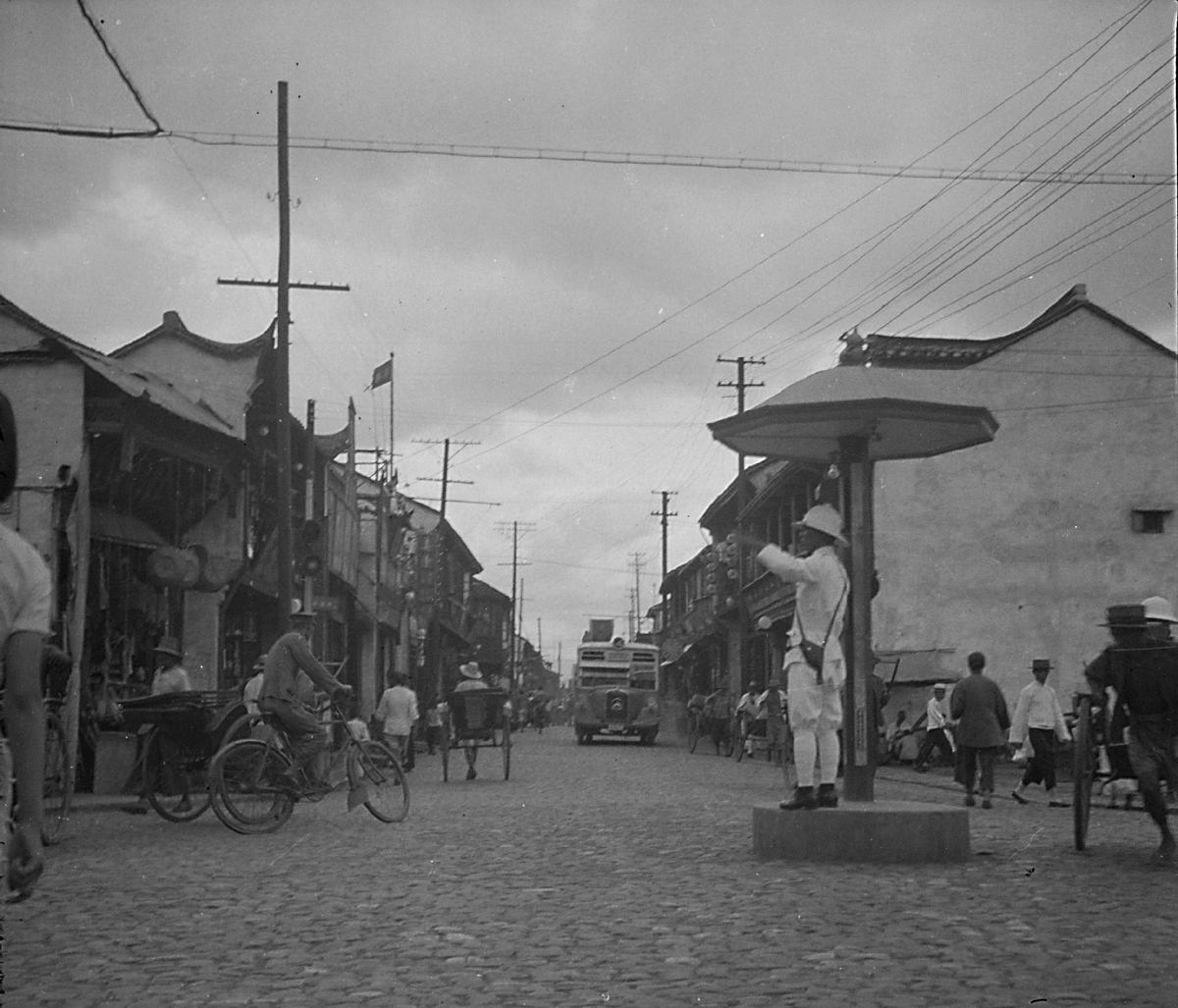 慈禧真人照片对比,清末老照片慈禧眼袋下垂