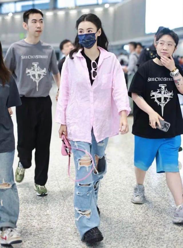 张柏芝穿衣搭配急转直下,张柏芝绿色针织衫配背带裤