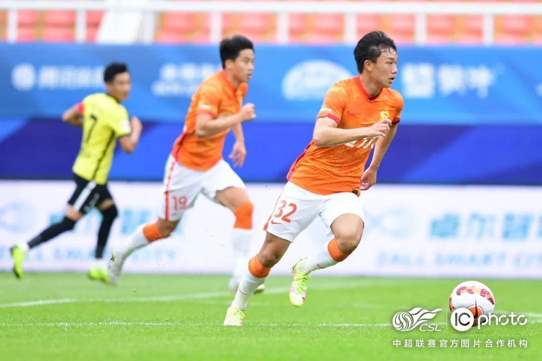 前线丨卡耶维奇、福布斯联袂进球，武汉长江2:1战胜广州队