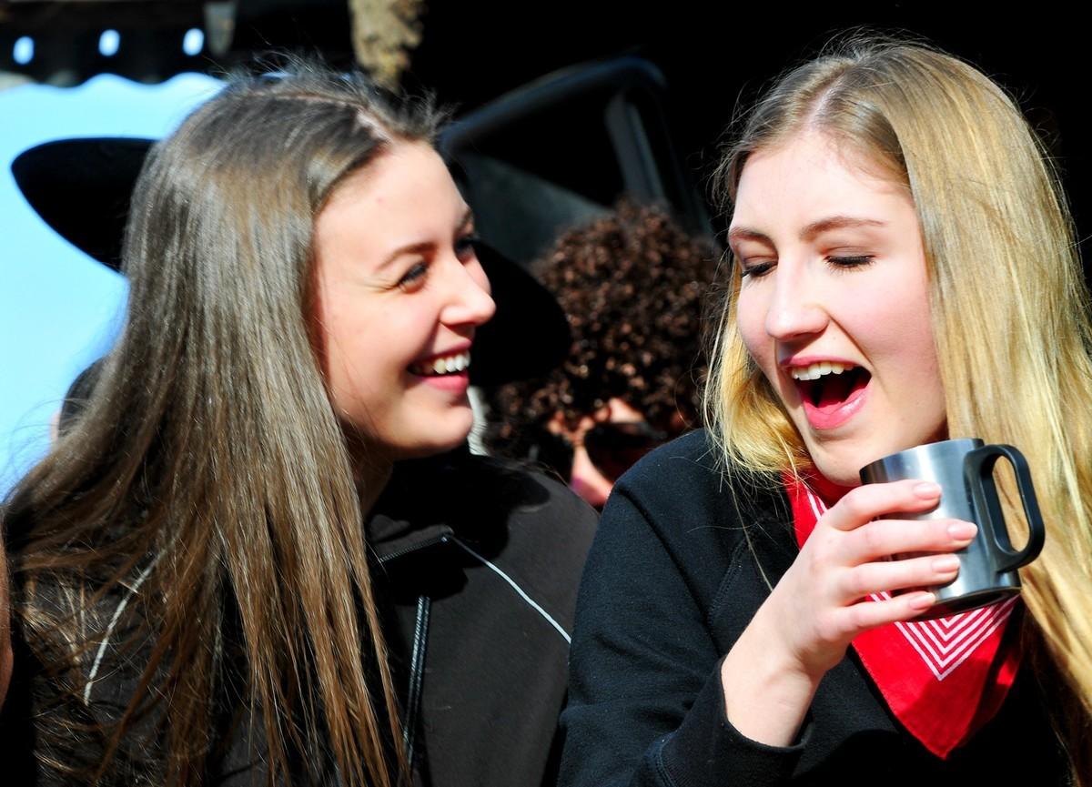 德国多开放？街上一群醉酒美女“强吻”男性，游客：简直没眼看