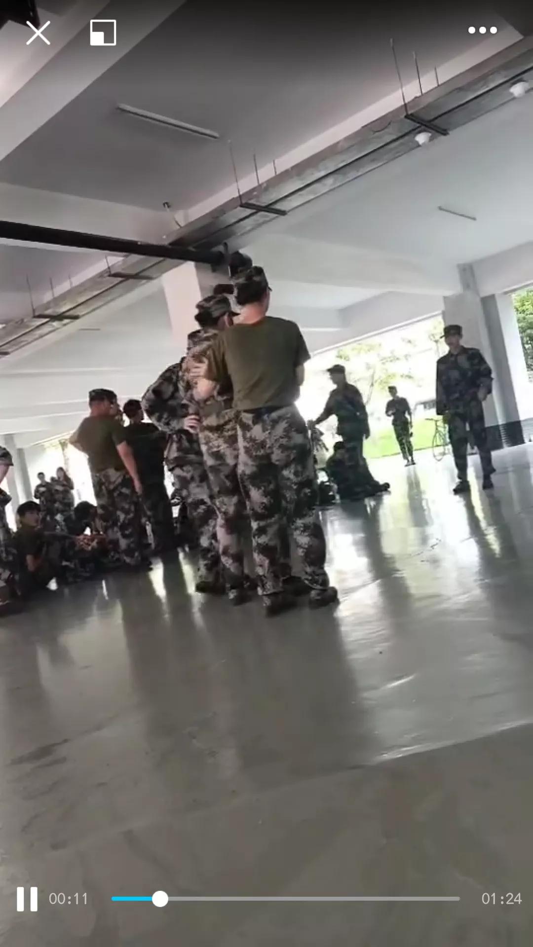 一个男生,把女生的朋友圈转发了,遭到报复,被喷漆加热水烫伤。