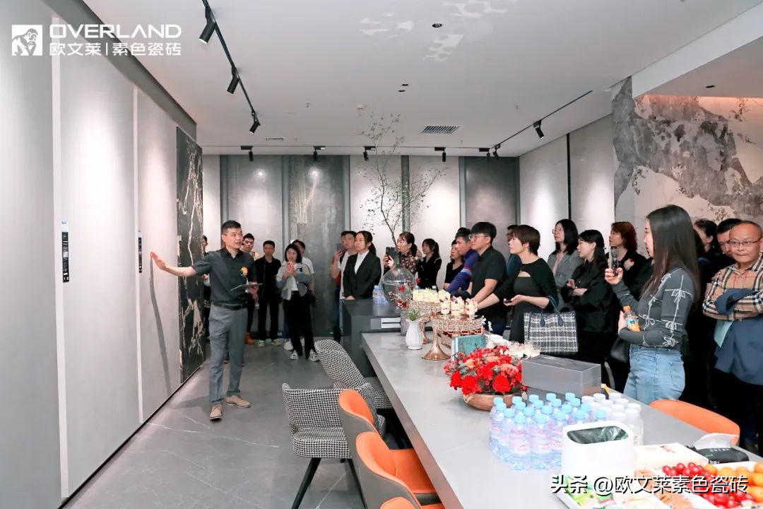 欧文莱加盟商高质量发展峰会成都启幕，门店新基建全面启动