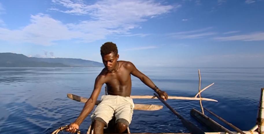 古老部落徒手捕鲨鱼,土著人原始部落捕猎鲨鱼