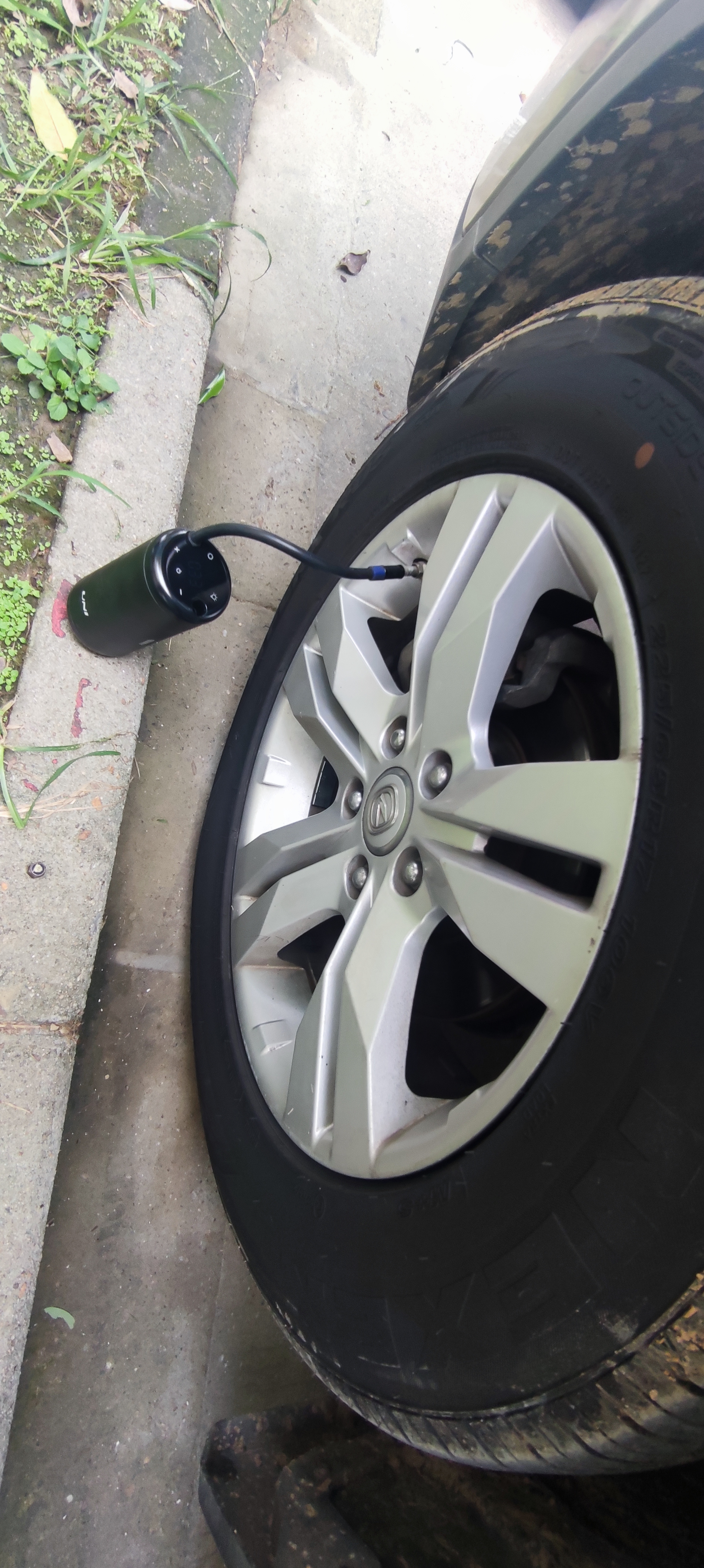 胎压过高对行车有没有影响,胎压低影响行车安全吗