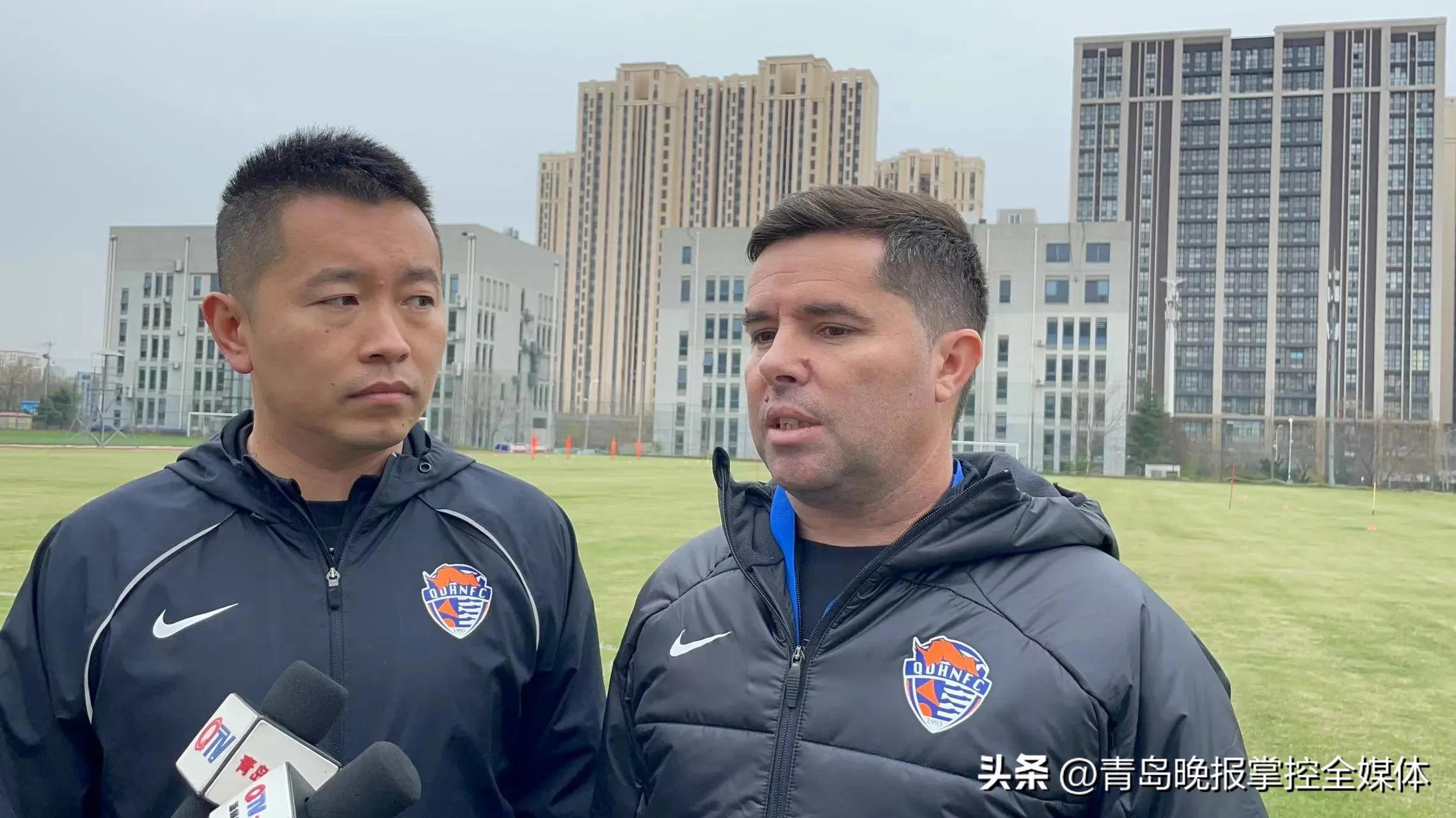 信心满满新老众将干劲足备战中超新赛季海牛足球队首次在基地举行公开训练课