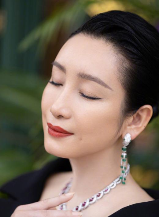 赵露思红毯一言难尽,赵露思倪妮红毯