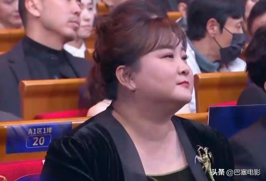 赵丽颖眼睛发炎上台领奖侧面照片,赵丽颖领奖神图高清照片