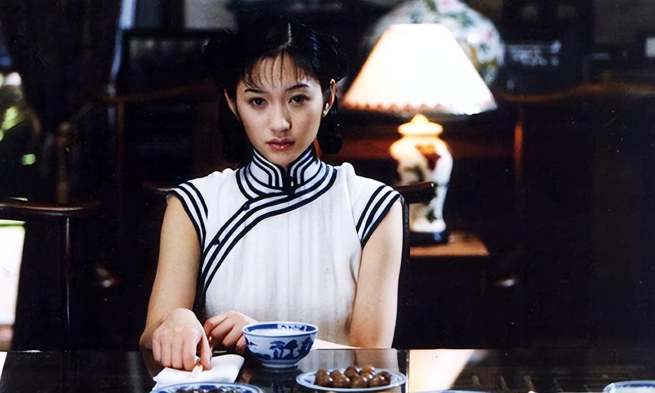 刘嘉玲关晓彤同框,穿旗袍大秀窈窕好身材