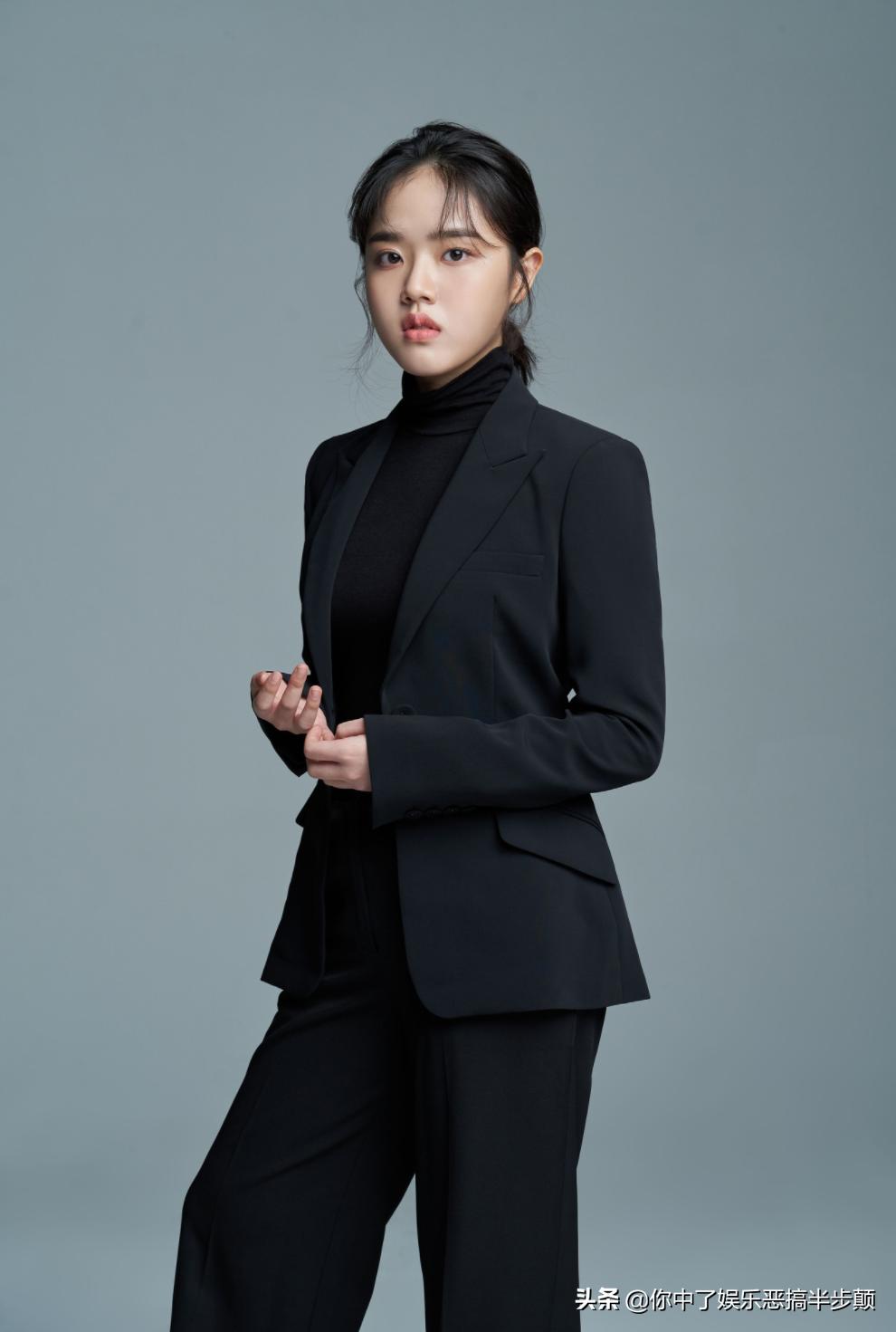 韩国演员金香起与男演员互动,韩国00后女星金香奇