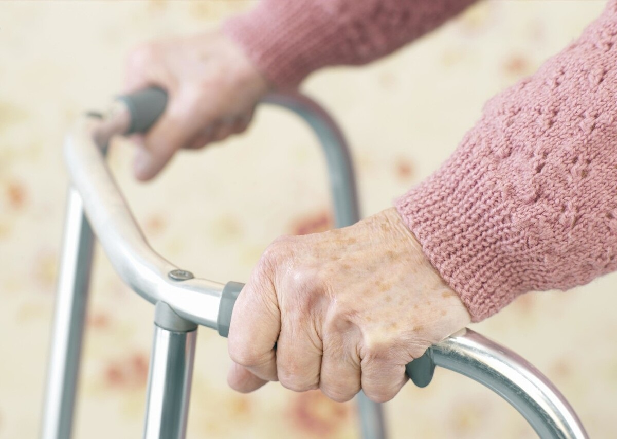 身上长黑点跟年龄有关吗,身体上黑点越来越多是什么原因