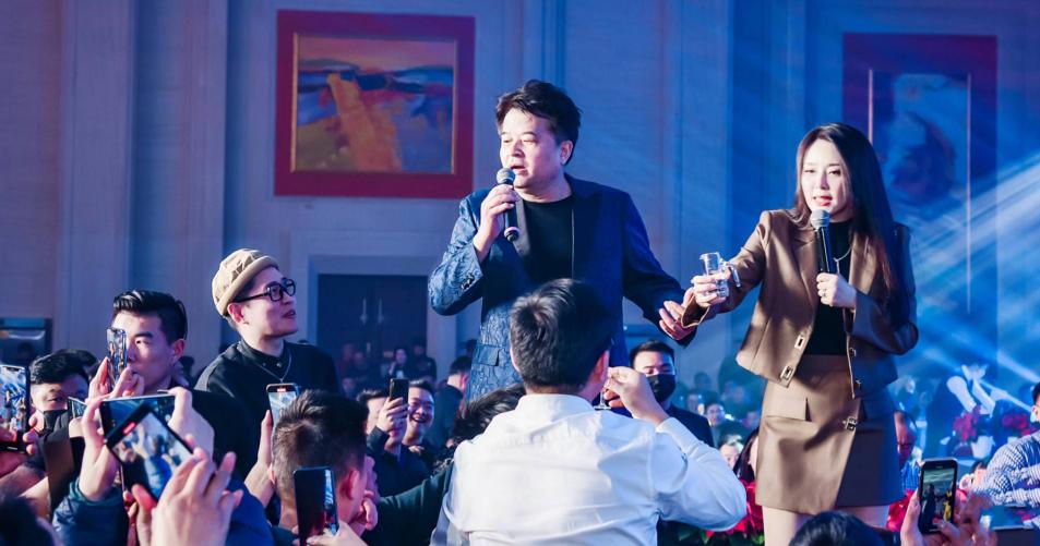 64岁毕福剑近况：满脸皱纹睁不开眼，和普通大爷没啥区别