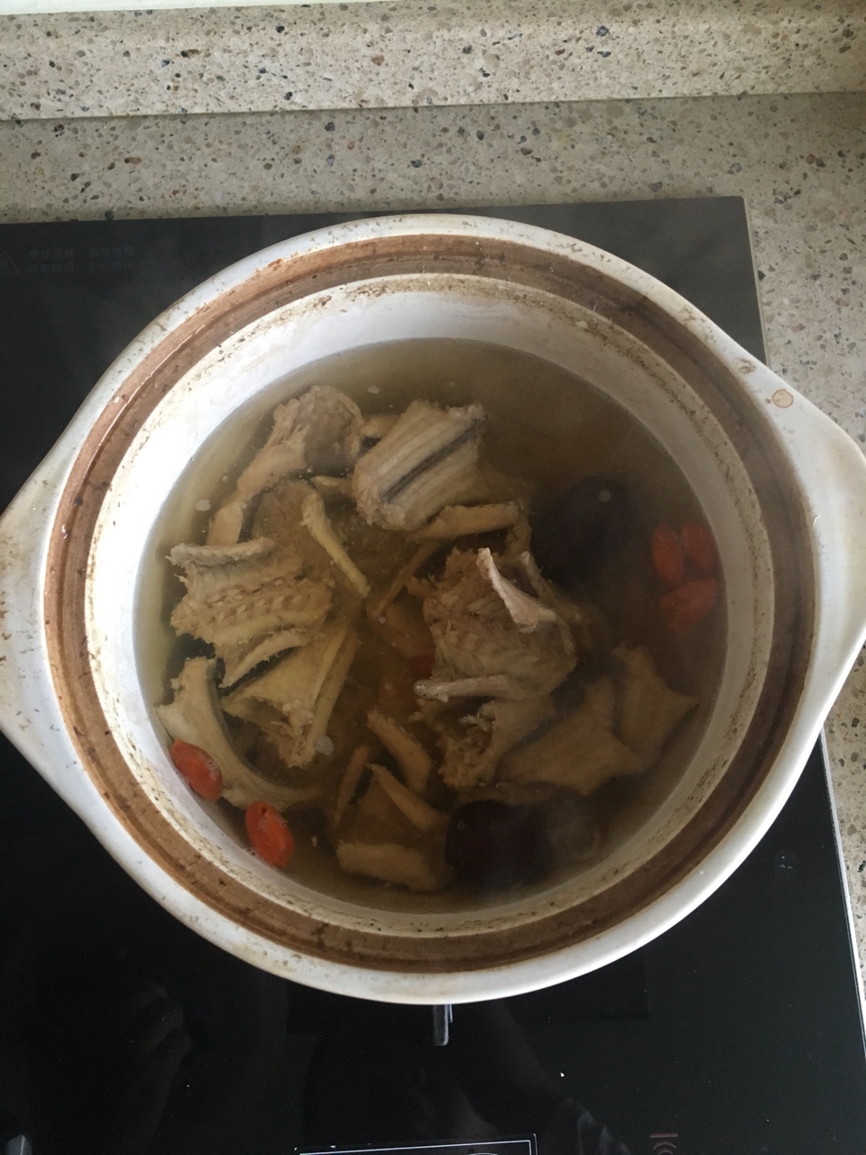 眼镜蛇被炖汤后，被剪掉的蛇头突然“复活”咬人，老伯差点丧命