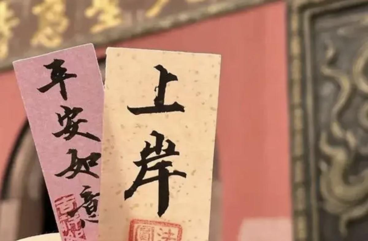 大量年轻人涌入寺庙：烧香拜佛成新型解压*法大**，一串手链卖890元