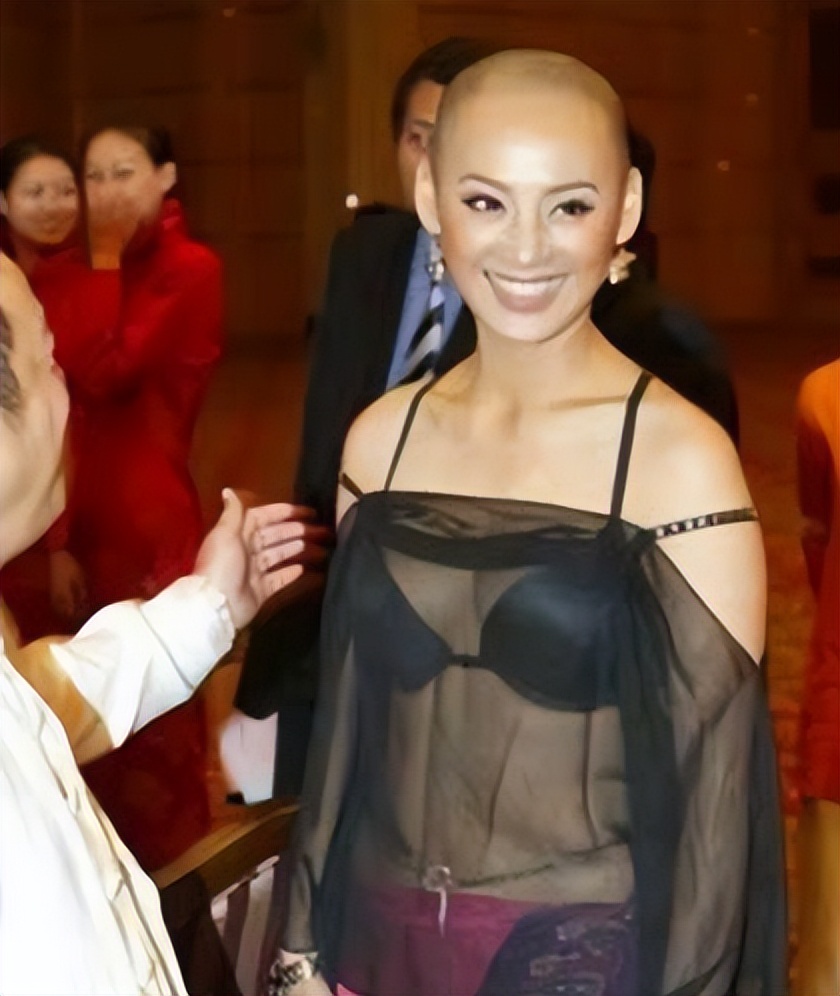 衣不蔽体,全身涂白,满口假牙闪瞎眼…娱圈的病态审美,该管管了