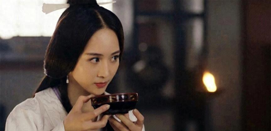 “小丑手”太减分了，这8位女星个个貌美如花，却被手拖后腿